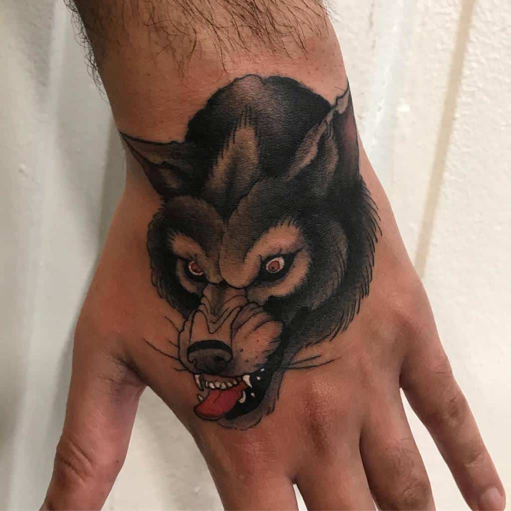 Tatouage de la main du petit loup joey_tattooer