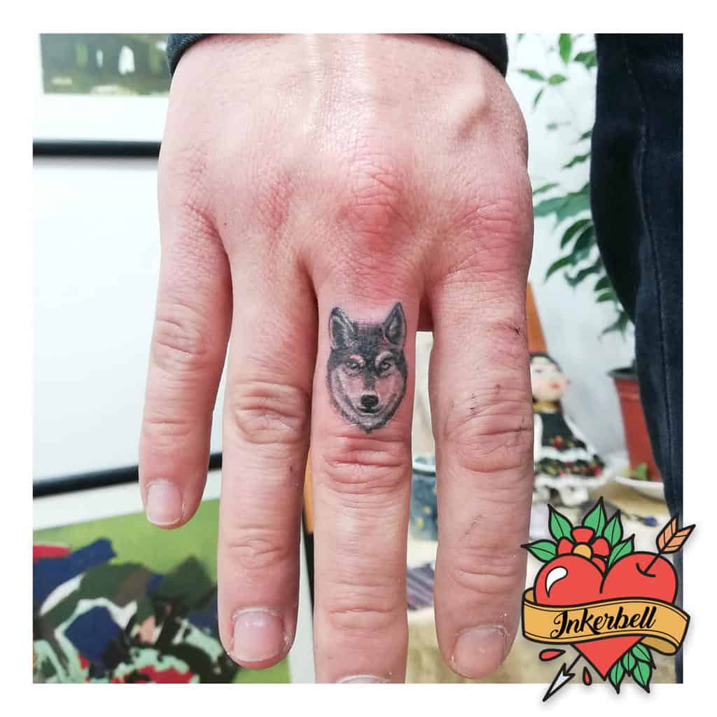 Tatouage du petit doigt de main de loup inkerbelltattoo