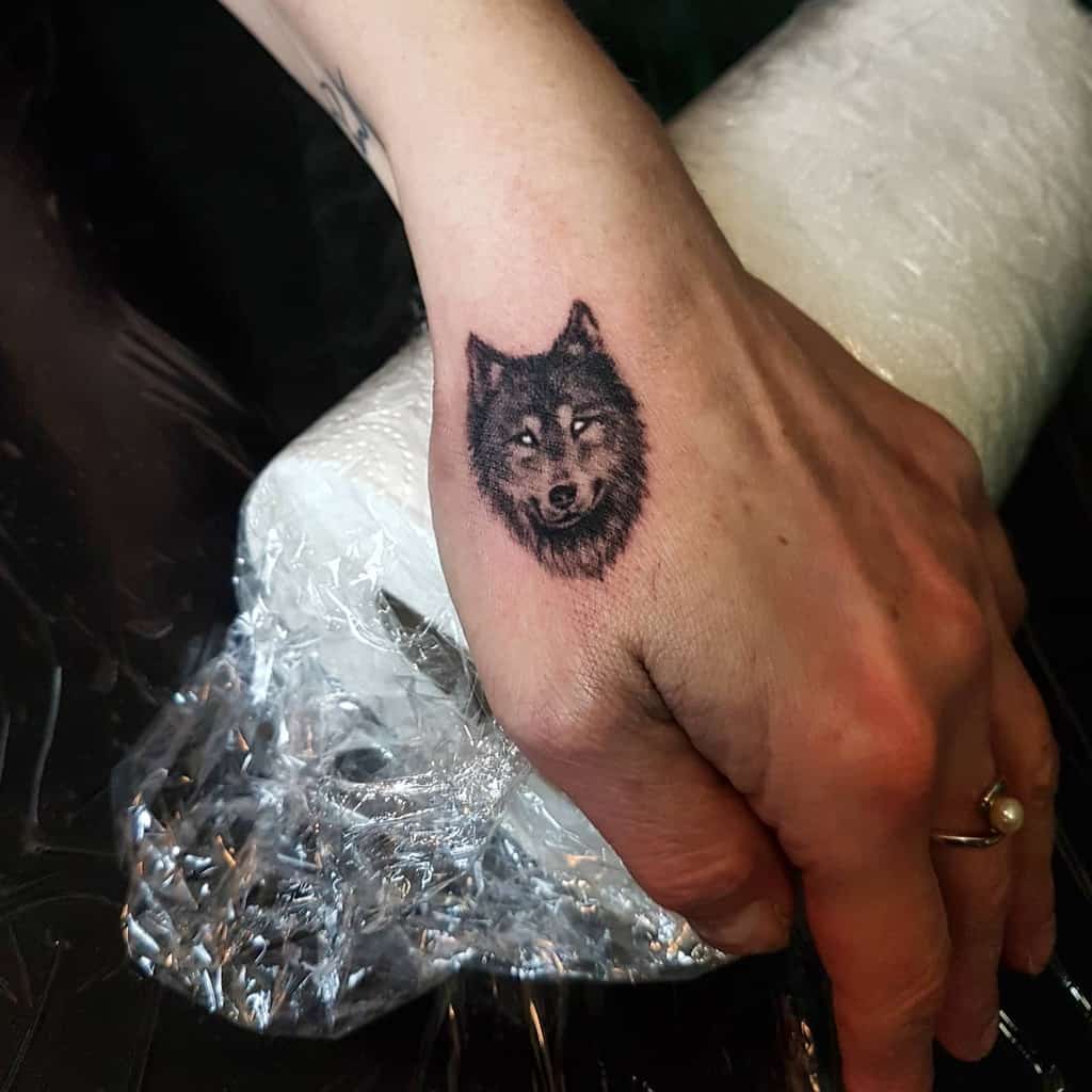 Tatouage du petit doigt de main de loup artbyrob.p_tattoo