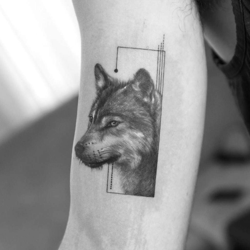 Tatouage réaliste du petit loup tingting_tattoo