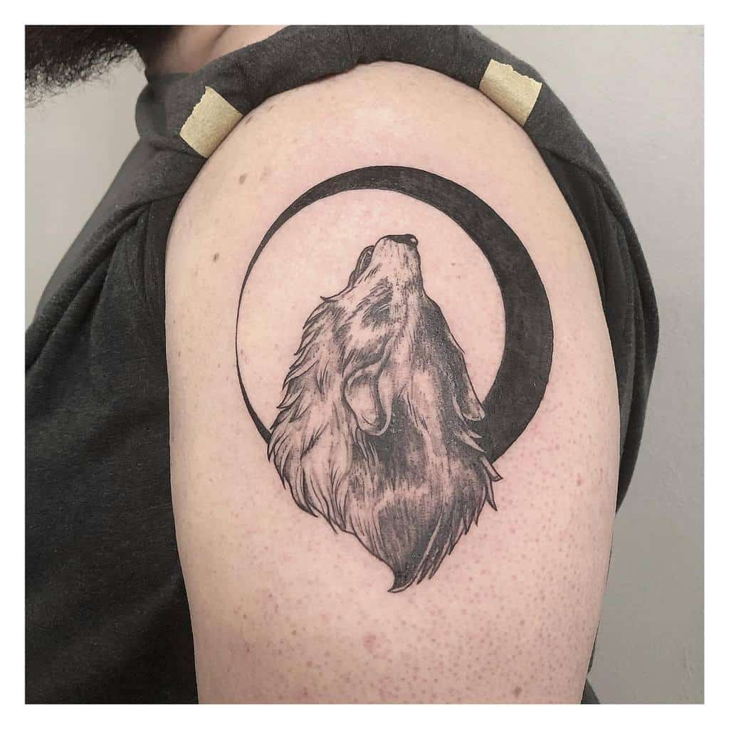Tatouage du bras supérieur du petit loup musa__tattoo