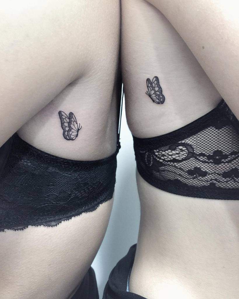 Tatouages de côtes de petits papillons Judilda