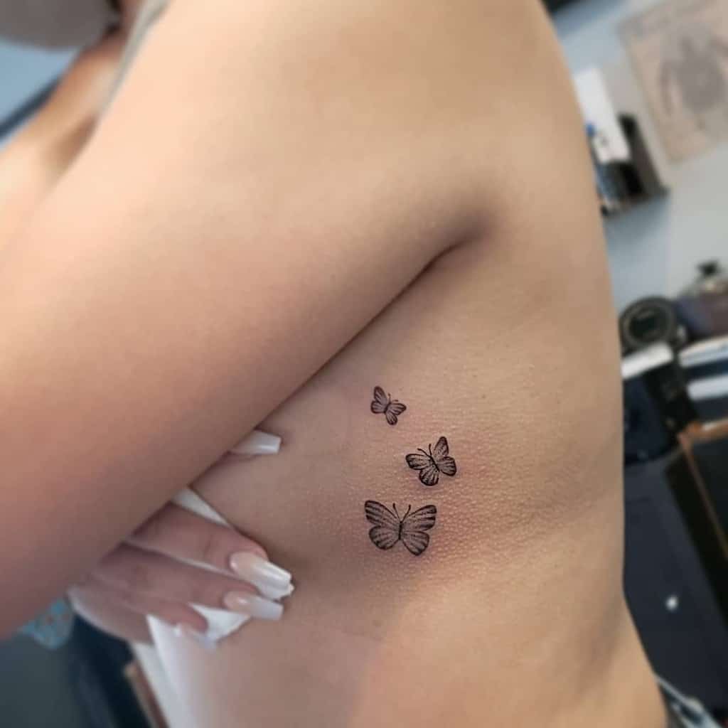 Tatouages de côtes de petits papillons Famoustattoobodypiercing