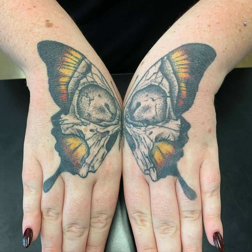 Tatouages de petits papillons aux doigts Inkslingervinnie