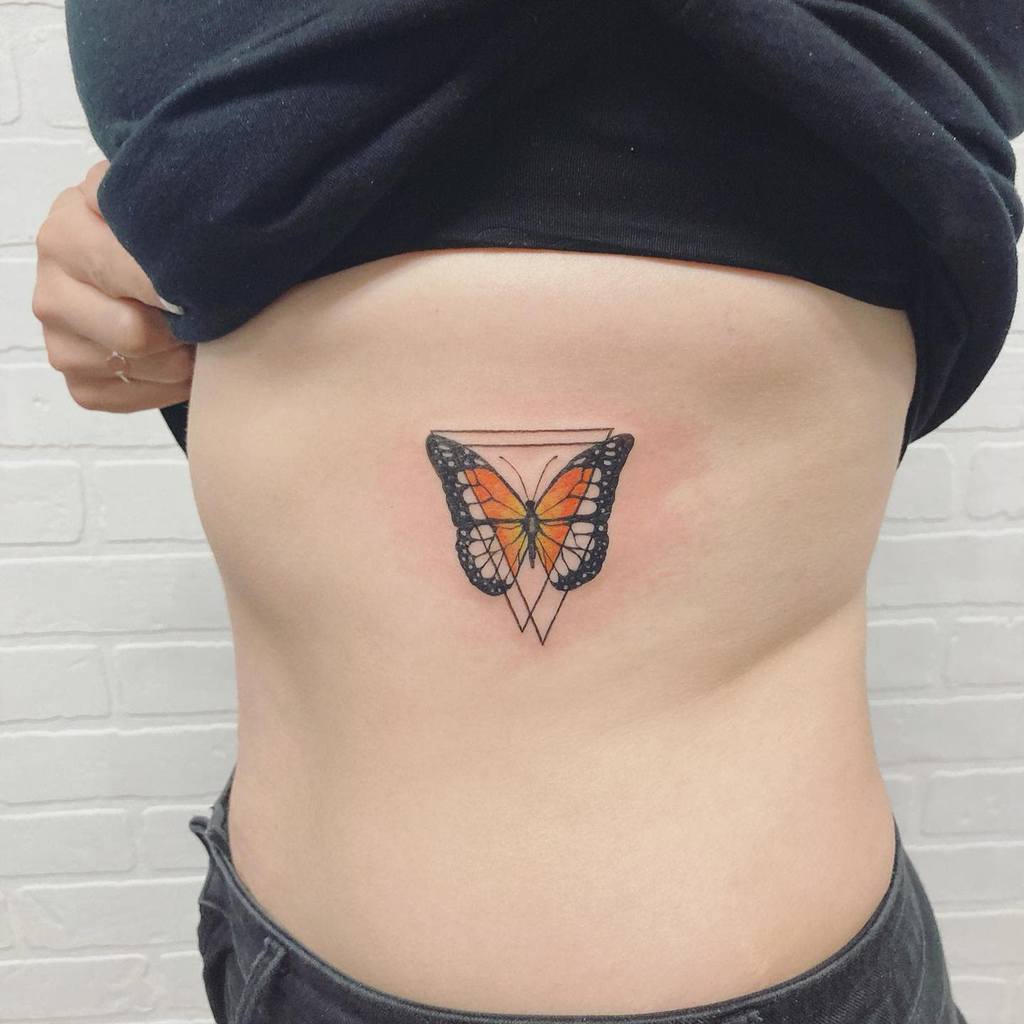 Tatouages de côtes de petits papillons Jessirichtattoos