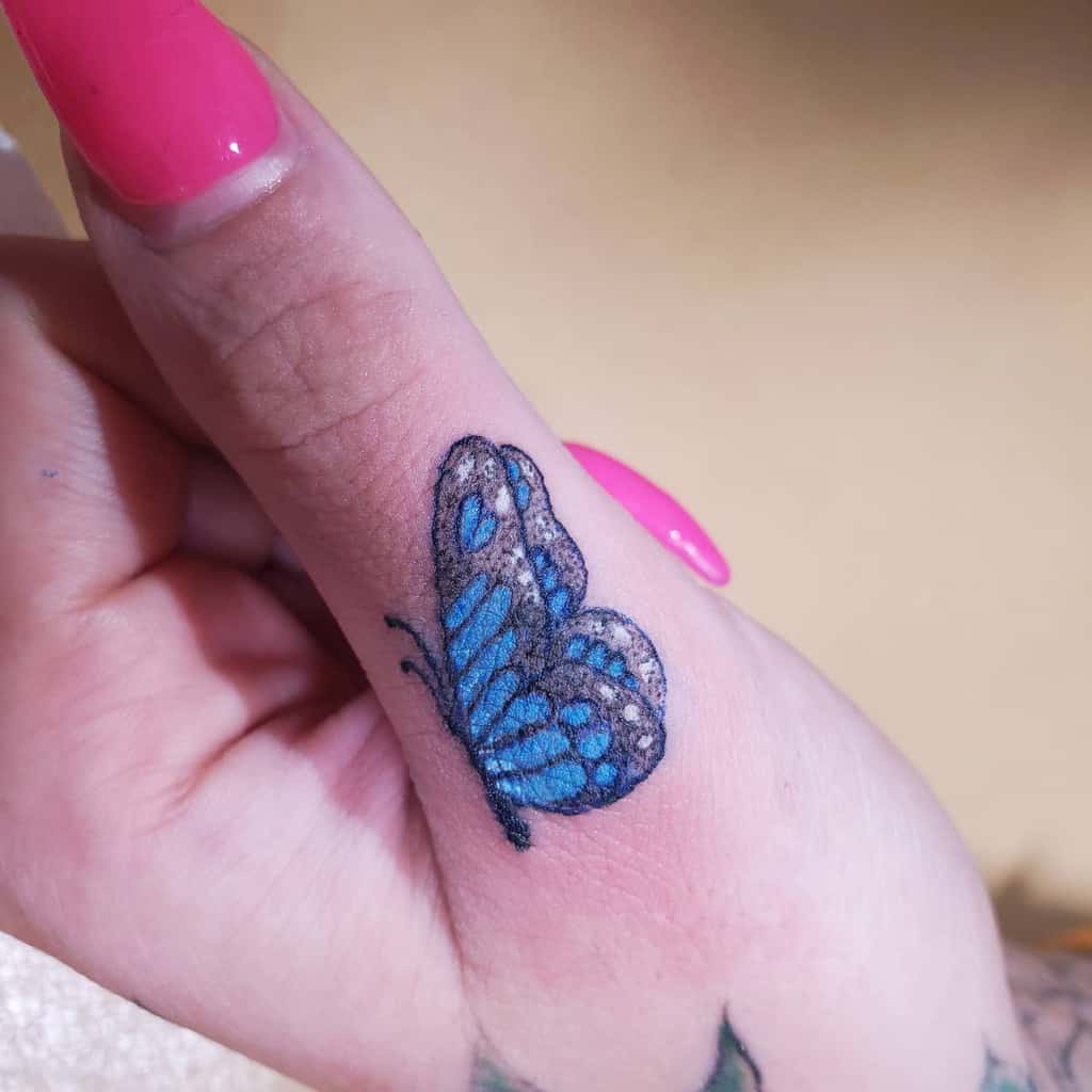 Tatouages de petits papillons sur les doigts de la main Tatouages Inklin