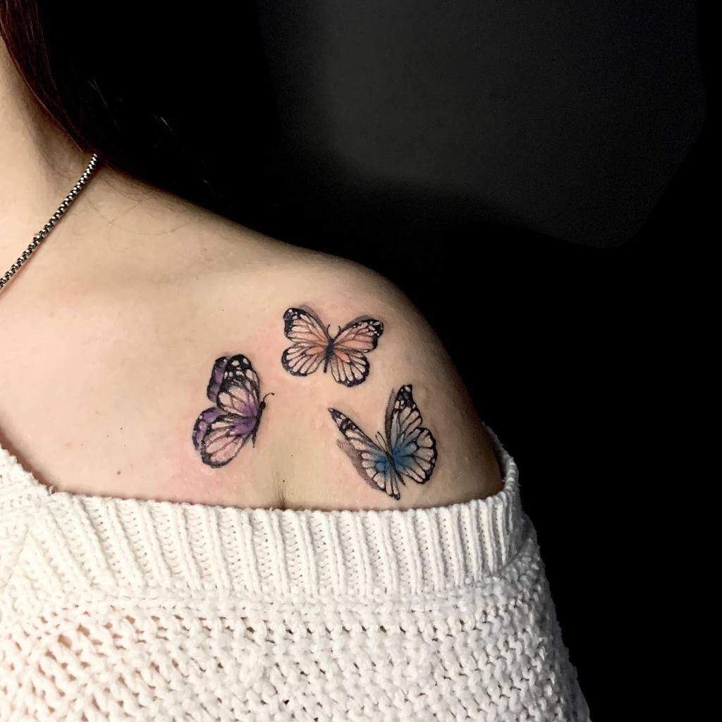 Tatouages d'épaules de petits papillons Leofra.inkside