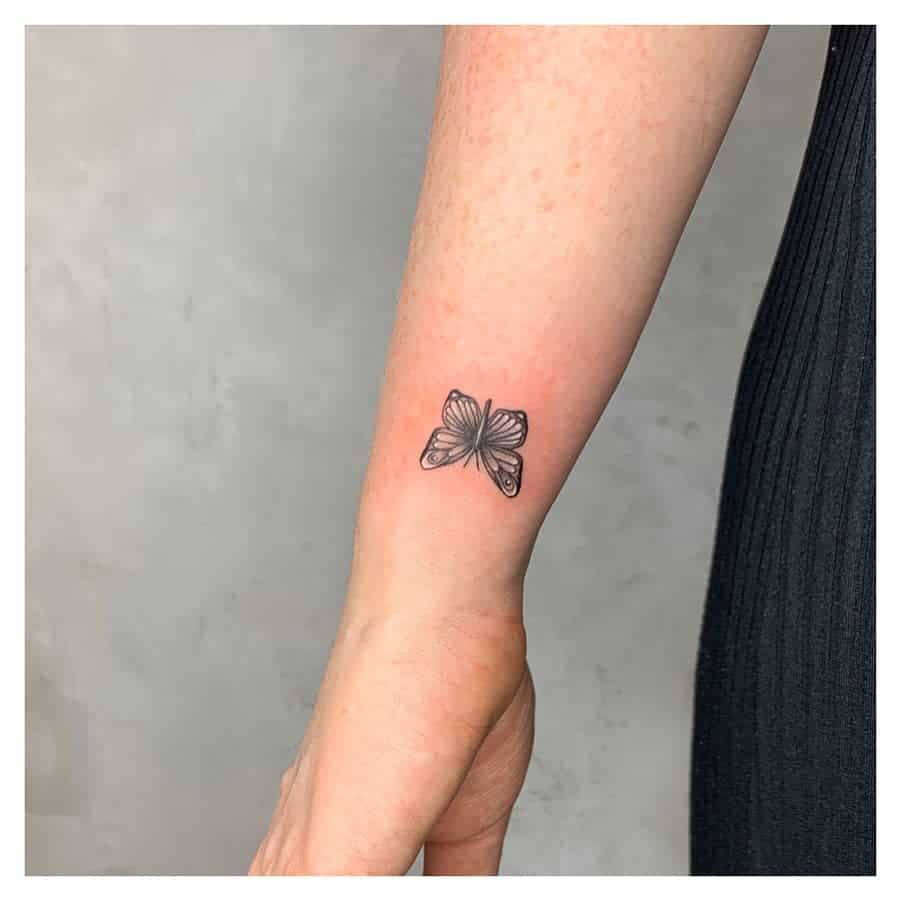 Tatouages de poignets de petits papillons Hayl.tattoo