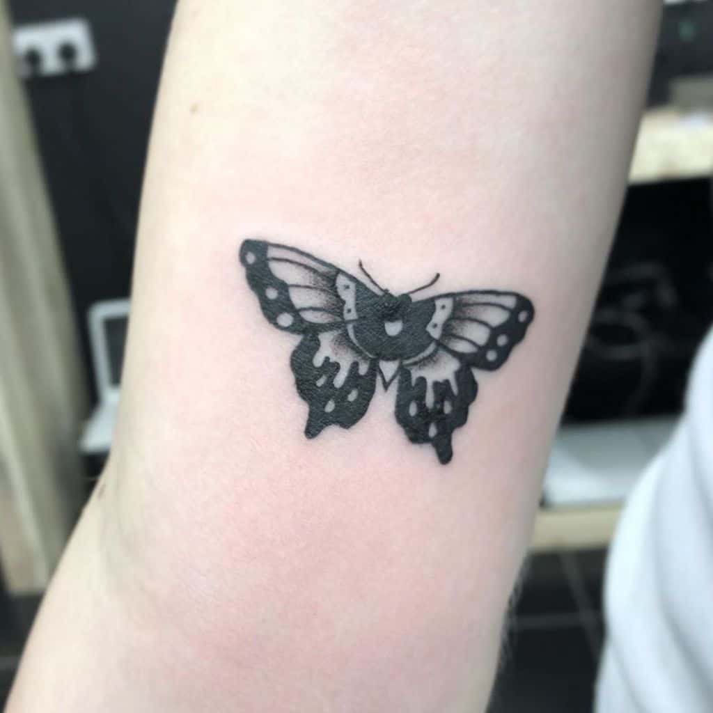 Tatouages de petits papillons sur les bras Immoralyouth