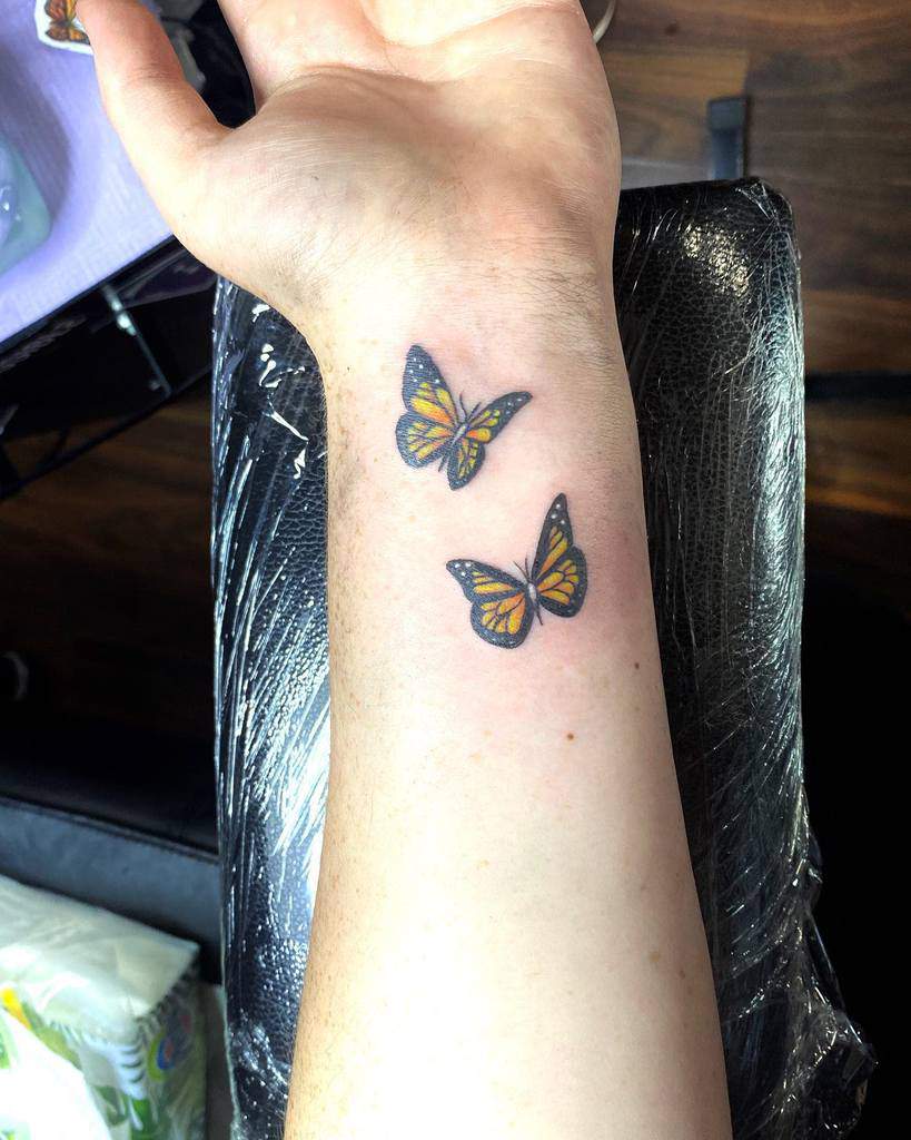 Tatouages de poignets de petits papillons Amyshawtattoo